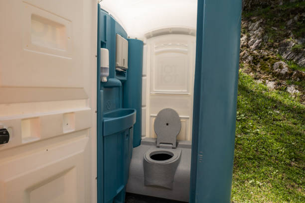 Best Portable restroom trailer rental  in Oskaloosa, KS